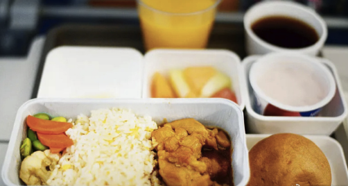航司人均餐食成本升至约30元 一场新的空中服务竞赛来了