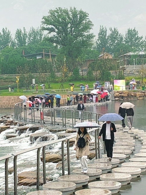 汾河五期老龙头景区吸引大量市民游览