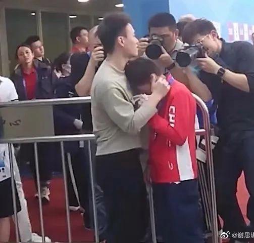 陈芋汐赛后安慰全红婵 边递纸巾边帮忙回答记者提问