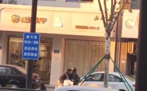 男子持榔头当街追砸女子被制服，警方通报
