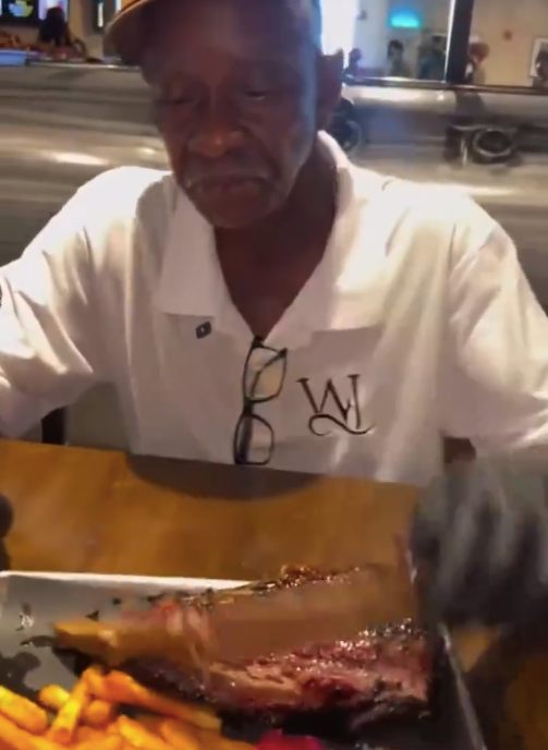 真正的“脱骨”烤肉 老爷子眼里全是对自己技术的肯定