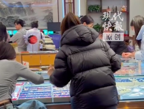 实探金价回落后的金店 年轻人买银条放床底躺银