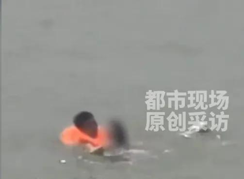女孩中暑后从大桥坠湖 民警救助 生死时速救援