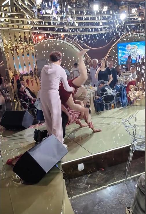婚禮現(xiàn)場(chǎng)喜婆婆上臺(tái)表演才藝助興 倒立旗袍秀驚呆眾人