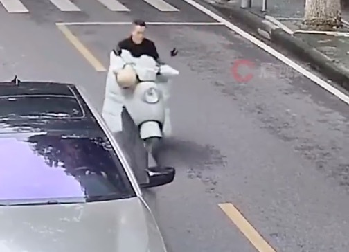 男子骑车遭遇开门杀 小车司机全责