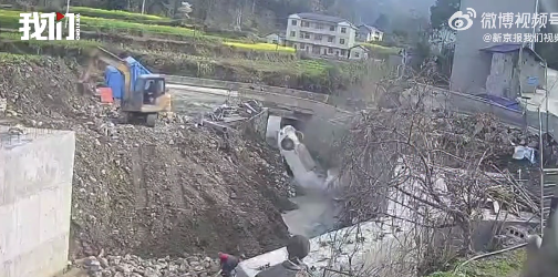 汽车上坡倒车坠入河道车底朝天 目击者称车内3人无大碍