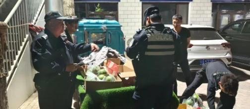 摊贩违法被拘 民警帮忙卖光水果 暖心团购助解困