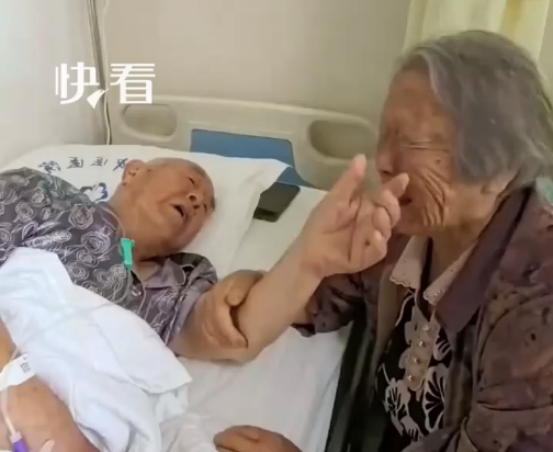 76岁女儿看着病榻上97岁父亲落泪：你养我小，我却养不了你老