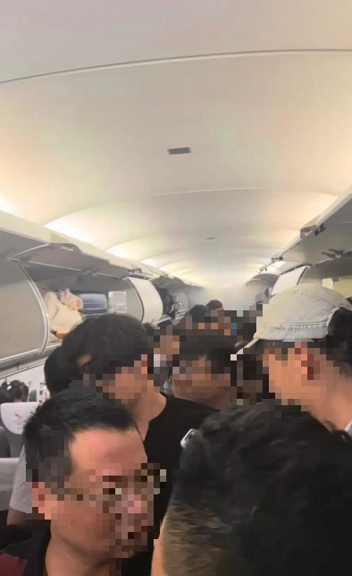 湖南航空一航班落地长沙后客舱冒烟 航司：旅客充电宝出现明火，及时扑灭，无人员受伤