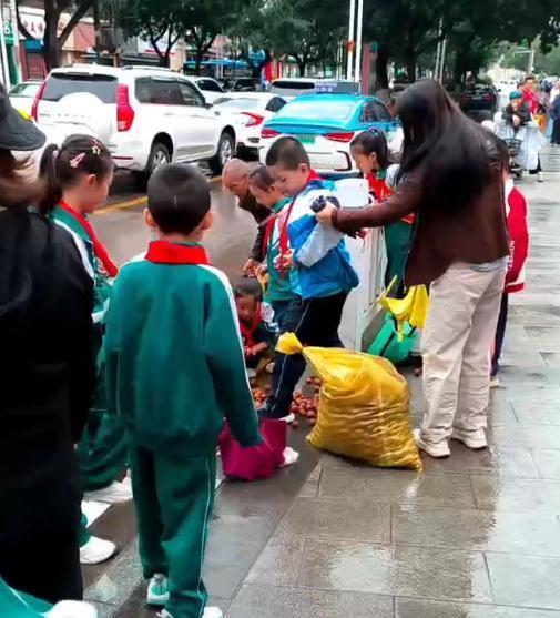 老人的核桃散落一地学生帮捡 小小身影温暖街头