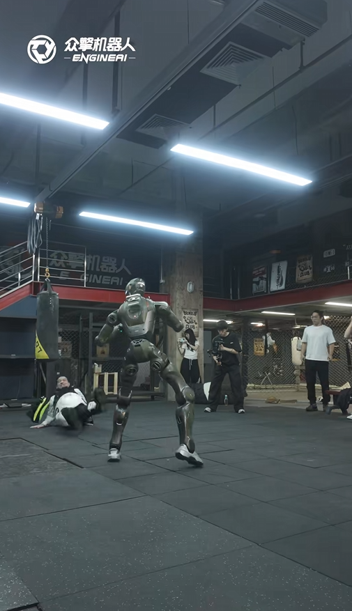 眾擎機器人踹“飛”自家老板 暴力測試引熱議