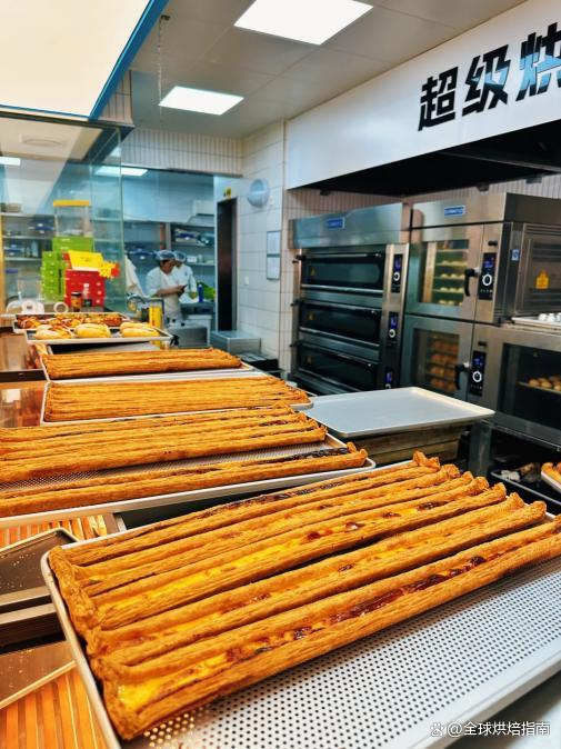 16.8元超长蛋挞走红：排2小时限购5个 新奇甜品引热潮