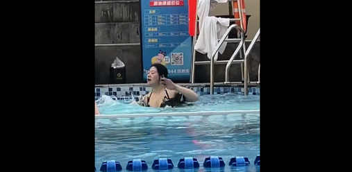 女子在泳池教孩子自由泳姿态婀娜 网友：是亲妈，教练蒙圈了吧！