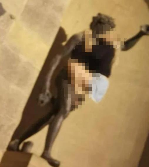 女游客对雕像做不雅动作 意官员愤怒