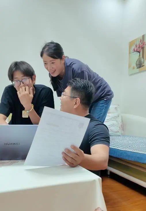 跪谢无腿父亲男生高考分公布 四百多分圆梦士官学校