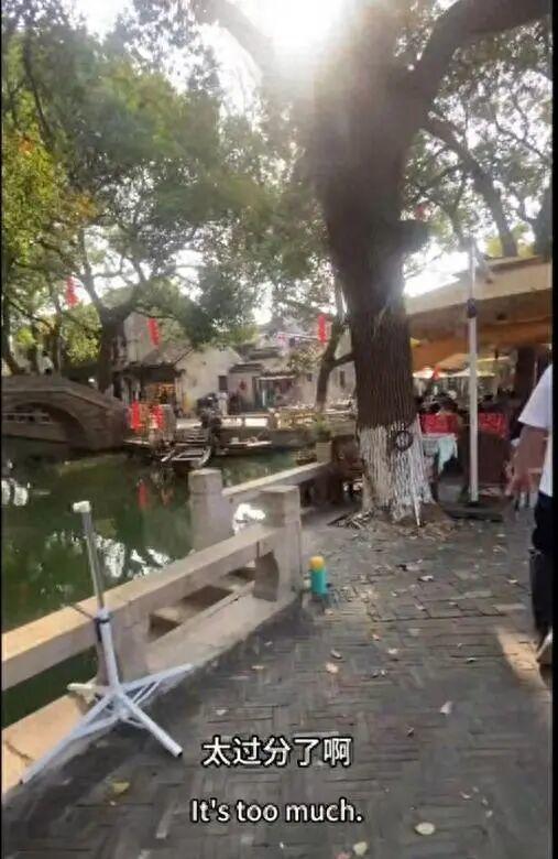 景区商家驱赶拍照游客被停业整改 公共区域拍照权利引争议