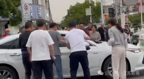 司机等红灯昏迷 众人合力砸窗救人 紧急救援展现人间大爱