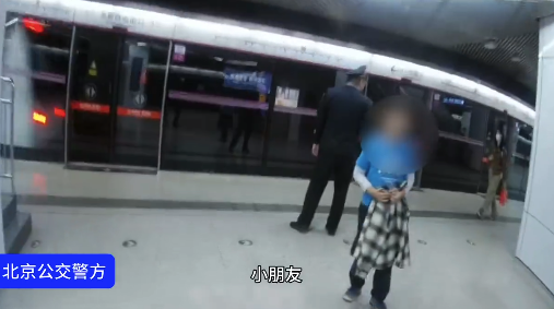 爷爷坐车走了孙子还在站台懵圈 