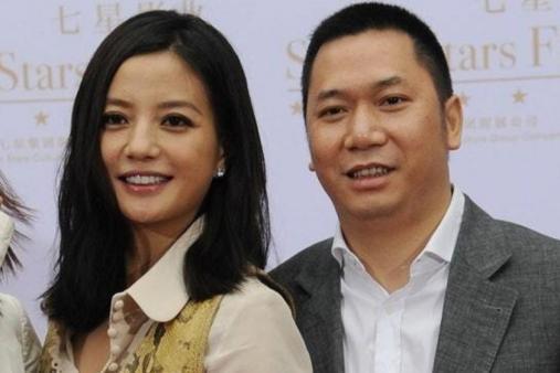 曾6天输光近3亿，赵薇前夫遭港澳名媛掀桌“讨息”