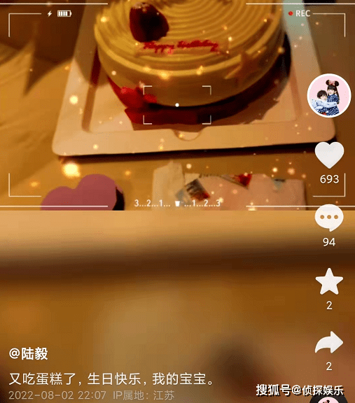 鲍蕾生日获两个女儿手写贺卡，陆毅晒全家福表白，甜喊：我的宝宝