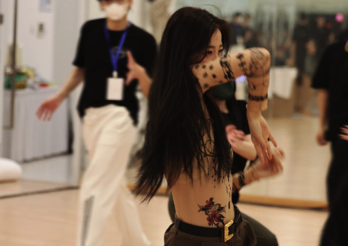 虞书欣演唱会vlog练习室造型，印花打底衣好有设计感