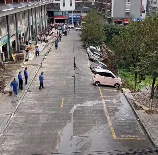 廣西柳州三江一路段塌陷滑坡 車輛接連掉落引發(fā)關注