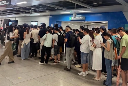 现场排长队、堵在安检口!官方提醒:深圳地铁安检模式有新调整
