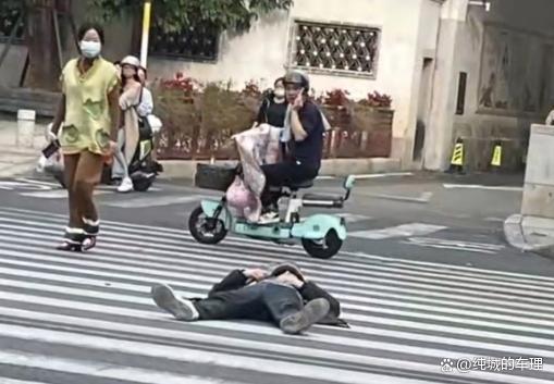现场：男子躺路中间人行道，不幸被过路小车碾压！