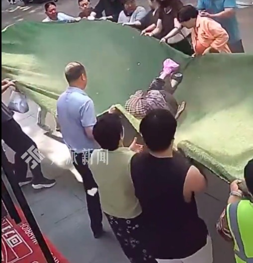 墜樓被接住102歲老人當(dāng)天已出院 家屬：晚一會(huì)兒都麻煩了