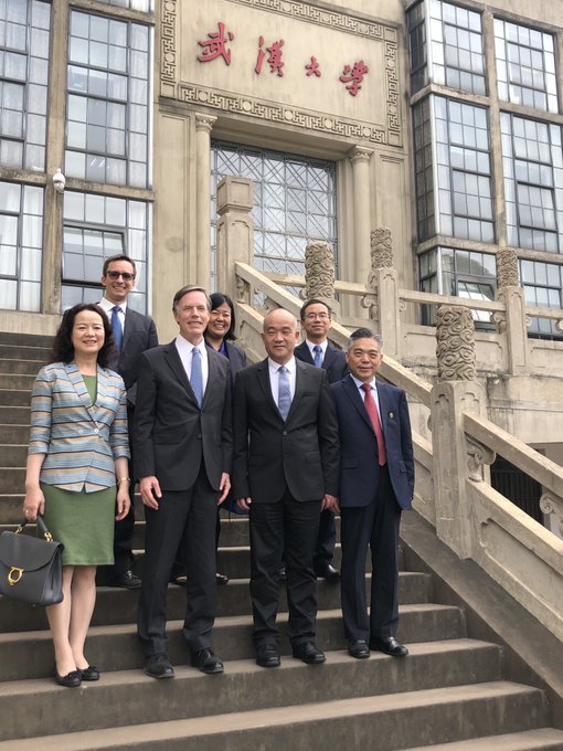 美国驻华大使乘坐“复兴号”：令人赞叹