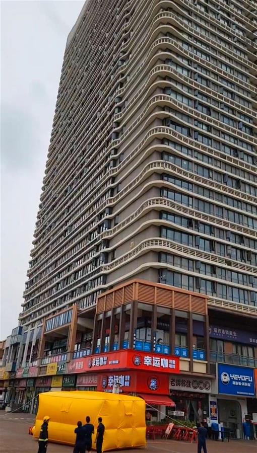 警方回应女子从十多层高楼坠亡 目击者发声：有工作人员进行劝阻
