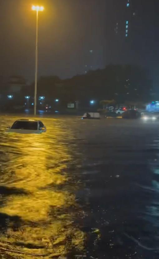 河南永城突降暴雨 多辆车被淹