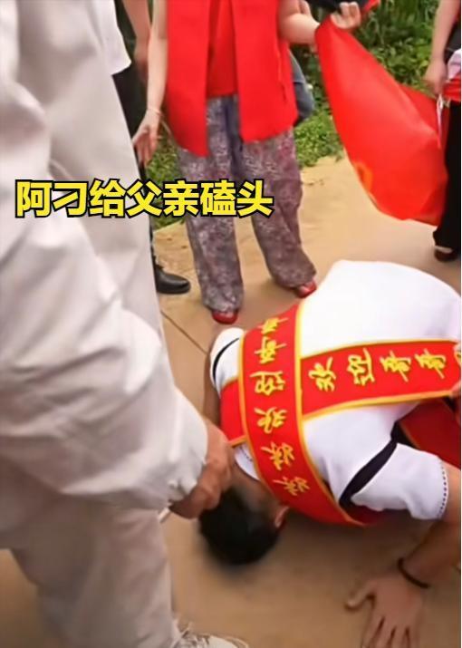 被拐20多年小伙归家跪地叩见父亲 烂尾楼里的坚韧与善良