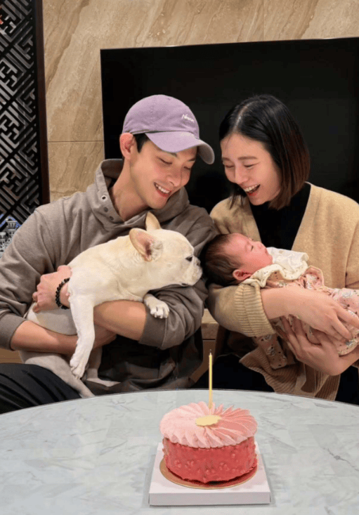 刘品言抱男儿为连晨翔庆生 夫人两东谈见解地飘溢幸福