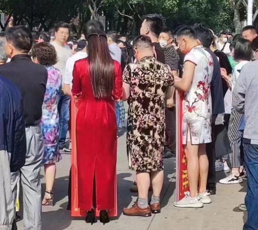 高考考场外，崩溃大哭的爸爸…