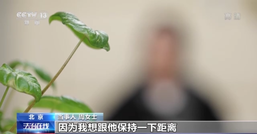 为敢于出声点赞！两名女孩勇敢揪出地铁站违法偷拍的男子