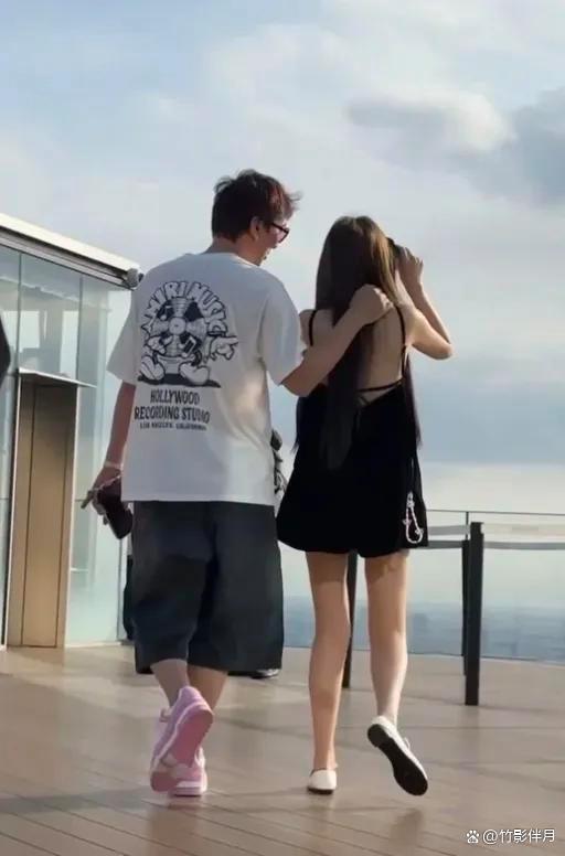 王思聪带女友在日本平价餐厅吃咖喱