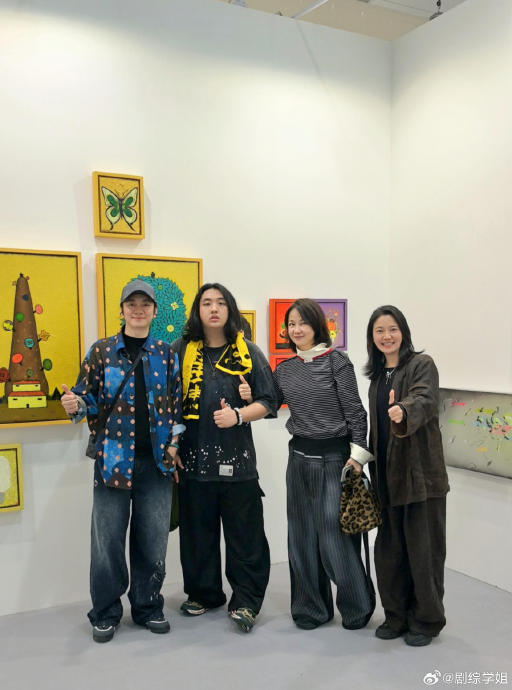 费曼和妈妈同框近照 星二代成长引热议