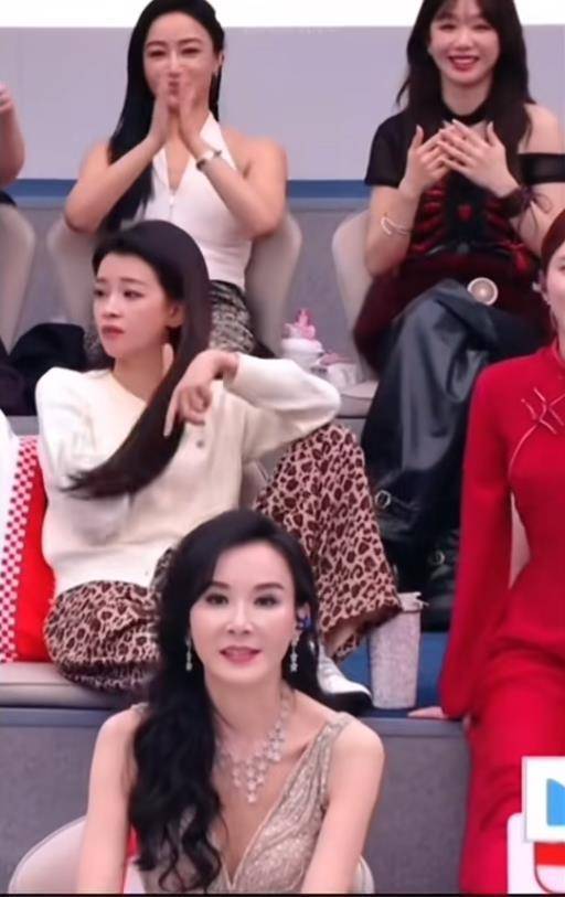 孙怡直播啃火腿肠 坐姿引发网络热议