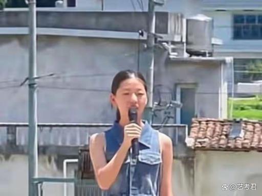 女儿考上北大闪送员请路人喝水 农家女孩3分钟发言刷屏