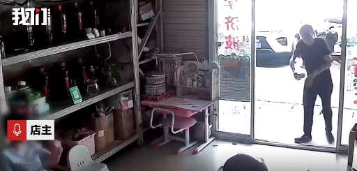 “一秒都不装了”，监控拍下男子假扮残障人士乞讨，被店主拒绝后立马健步如飞