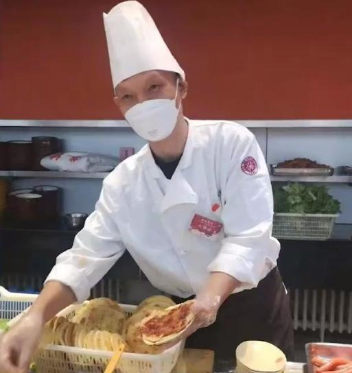 送儿子上北大的店主曾被北大食堂挽留：做了6天鸡蛋灌饼 见到了韦神