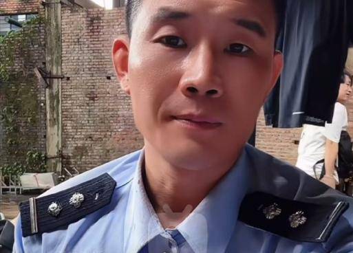 嘎子哥拍戏期间穿警服直播带货