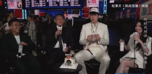 姚明杨瀚森相隔23年登陆！网友：少年自有锋芒，未来值得所有期待