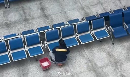 合肥站保洁员认真擦座椅意外走红 专注敬业获网友点赞