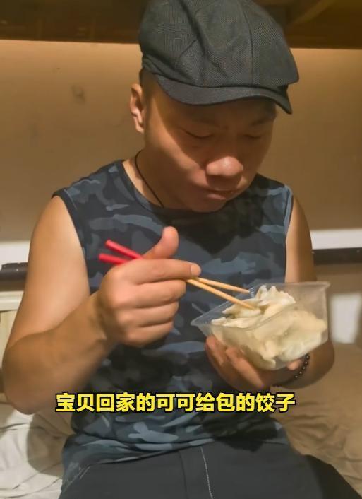 被拐20多年小伙归家跪地叩见父亲 烂尾楼里的坚韧与善良