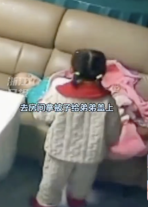  2歲弟弟看電視睡著 6歲姐姐貼心照顧