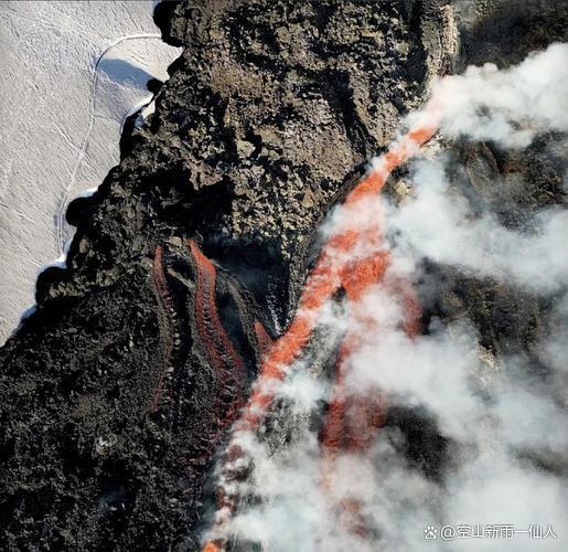 欧洲最高活火山喷发：背包客边逃命边拍照火山灰柱高达5千米 自然力量的震撼展示