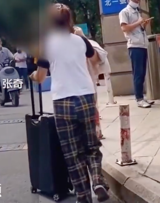 一定要报警啊！女子拖行李箱离厂遭保安拖拽开箱检查