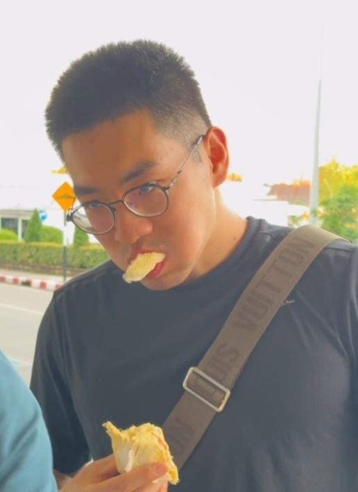 一家子登機前狂炫11斤重榴蓮 機場“消滅”記